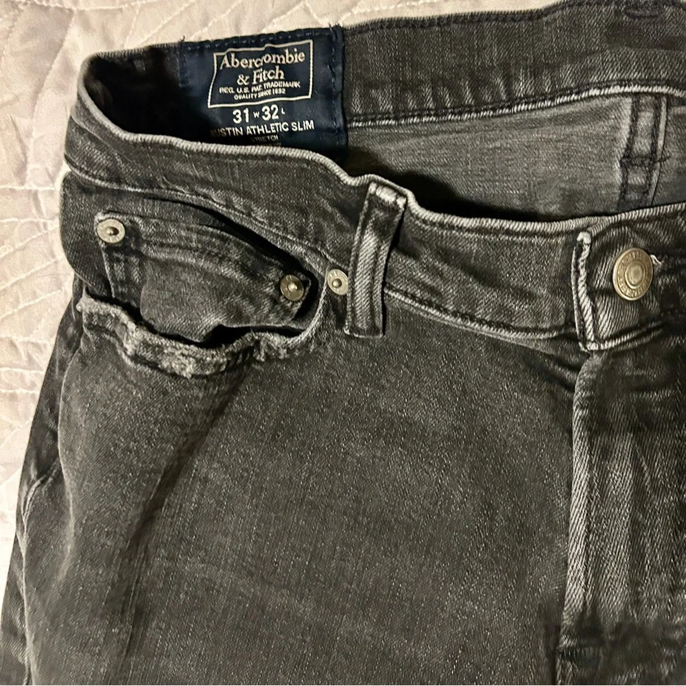 Abercrombie & Fitch Men's Black Distressed Athletic Slim Jeans - Picture 2 of 4